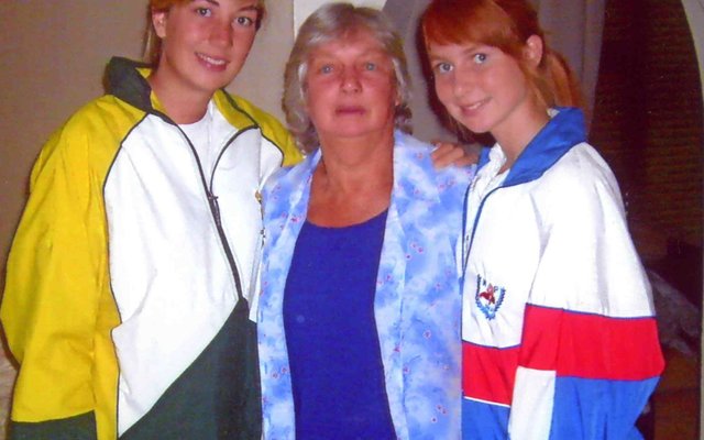 Vlnr is Rochelle Lawson (Protea Netbalspan), Marie Potgieter (Ouma) en Roux-Jeanne Lawson (Universiteitspan)